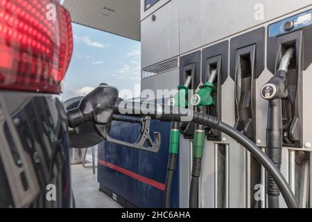 Tanken des Autos an der Tankstelle Stockfoto