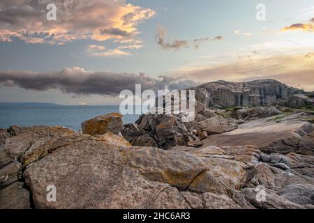 Dalkey Klippen und Felsen an der Küste bei sonnigem Tag, Felsen an der Küste, Dublin County, Irland Stockfoto