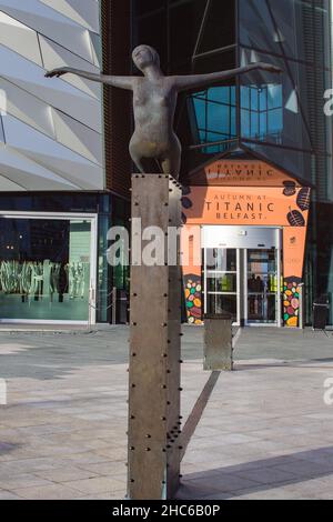 Die Statue der Hoffnung vor dem Titanic Ausstellungszentrum im Hamilton Dock, Belfast, Nordirland Stockfoto