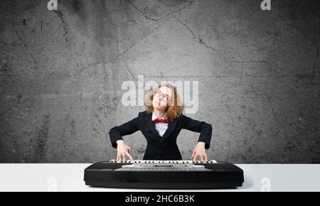 Verrückte Frau spielt Klavier Stockfoto