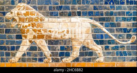 Löwenrelief auf glasierten Ziegeln aus dem Ishtar-Tor. Details des babylonischen Ischtar Tor. Stockfoto