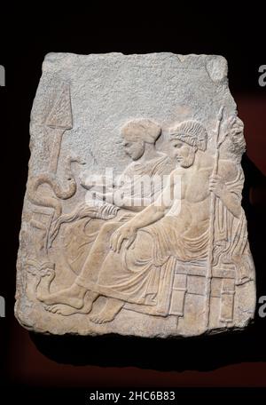 Grabrelief aus Marmor von Asklepios und seiner Tochter Hygieia, die eine Schlange fütterte. Therme von Salonika. 5th. Jahrhundert v. Chr. Stockfoto