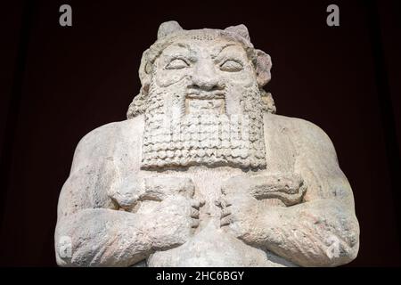 Blick auf die Statue des Gottes Bes im Istanbuler Archäologiemuseum. Stockfoto