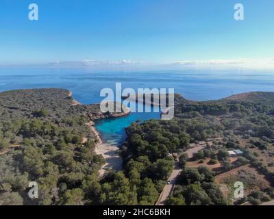 Panoramafoto des Strands Cala Sa Nau auf Mallorca. Wunderschöner Blick auf die Küste von Mallorca mit einem herrlichen türkisfarbenen Meer inmitten der Natur Stockfoto