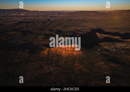 Faszinierende Szene des felsigen Canyons mit wildem Gras vor einem bewölkten Himmel in Arizona, USA Stockfoto