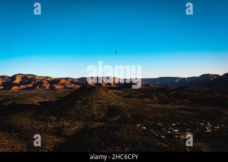 Faszinierende Szene des felsigen Canyons mit wildem Gras vor einem bewölkten Himmel in Arizona, USA Stockfoto