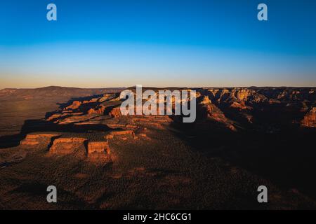 Faszinierende Szene des felsigen Canyons mit wildem Gras vor einem bewölkten Himmel in Arizona, USA Stockfoto