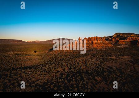 Faszinierende Szene des felsigen Canyons mit wildem Gras vor einem bewölkten Himmel in Arizona, USA Stockfoto