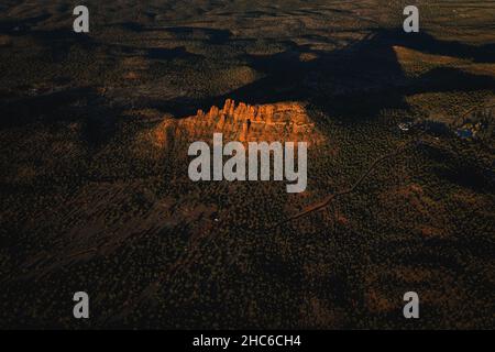 Faszinierende Szene des felsigen Canyons mit wildem Gras vor einem bewölkten Himmel in Arizona, USA Stockfoto