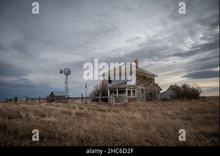 Verlassene Bauernhaus im ländlichen alberta Kanada mit bewölktem Himmel Stockfoto