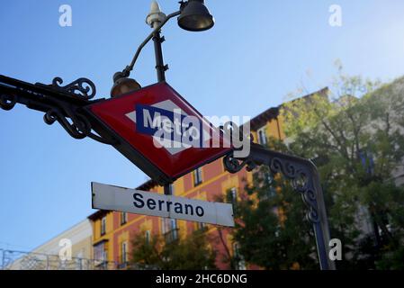 Nahaufnahme eines Serrano Metro-Station Schild gegen eine blaue sonnige schlaue in Madrid, Spanien Stockfoto