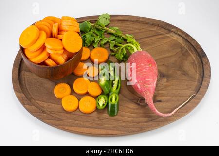 Rosa Rettich und orange Karotten am Marktschalter. Stockfoto