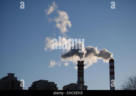 PEKING, CHINA - 25. DEZEMBER 2021 - Rauch steigt am 25. Dezember 2021 aus einem Schornstein in Peking, China. Stockfoto