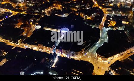 Eine Luftaufnahme des Zentrums von Ipswich bei Nacht in Suffolk, Großbritannien Stockfoto