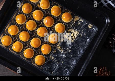 Der Nastar-Kuchen (in der Regel mit Ananasmarmelade darin) wird ordentlich angerichtet Stockfoto