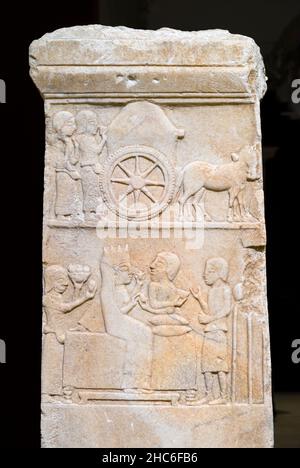 Anatolisch-persische Grabstele aus Marmor aus Dascyleium. 5th. Jahrhundert v. Chr. Archäologisches Museum Istanbul, Türkei. Stockfoto