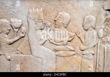 Anatolisch-persische Grabstele aus Marmor aus Dascyleium. 5th. Jahrhundert v. Chr. Archäologisches Museum Istanbul, Türkei. Stockfoto