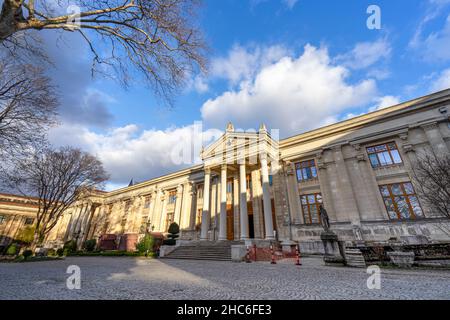 Blick auf das Istanbuler Archäologiemuseum an einem sonnigen Tag. Das Archäologiemuseum von Istanbul ist das größte Museum in Istanbul, Türkei. Stockfoto