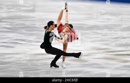 Saitama, Japan. 25th Dez 2021. Muramoto Kana (R) und Takahashi Daisuke treten während des Eistanzwettbewerbs bei den All-Japan Figure Skating Championships, die am 25. Dezember 2021 in Saitama, Japan, stattfinden, an. Quelle: Zhang Xiaoyu/Xinhua/Alamy Live News Stockfoto