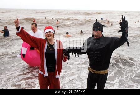 Charmouth, Großbritannien. 25th Dez 2021. Charmouth, Dorset 25 Dez 2021 Fancy dress Weihnachten Schwimmen. Nachdem sie letztes Jahr wegen der Coronavirus-Pandemie abgefordert wurden, findet dieses Jahr das Charmouth-Fancy-Dress Swim statt, um Mittel für das RNLI zu sammeln. Kredit: Mark Thomas/Alamy Live Nachrichten Stockfoto