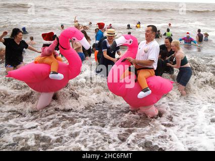 Charmouth, Großbritannien. 25th Dez 2021. Charmouth, Dorset 25 Dez 2021 Fancy dress Weihnachten Schwimmen. Nachdem sie letztes Jahr wegen der Coronavirus-Pandemie abgefordert wurden, findet dieses Jahr das Charmouth-Fancy-Dress Swim statt, um Mittel für das RNLI zu sammeln. Kredit: Mark Thomas/Alamy Live Nachrichten Stockfoto