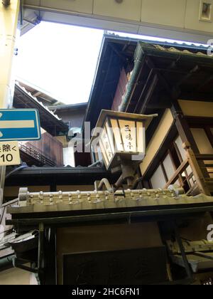 Mishima-tei (三嶋亭 本店). Der ehrwürdige alte Sukiyaki-Laden ist ein guter Ort, um das berühmteste aller japanischen Rindfleischgerichte zu probieren: sukiyaki. Stockfoto