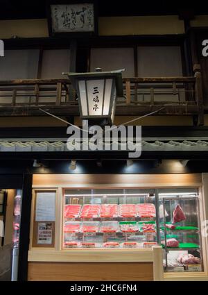 Mishima-tei (三嶋亭 本店). Der ehrwürdige alte Sukiyaki-Laden ist ein guter Ort, um das berühmteste aller japanischen Rindfleischgerichte zu probieren: sukiyaki. Stockfoto