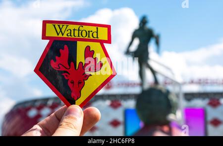 14. Juni 2021, Watford, Großbritannien. Watford FC Fußballverein-Emblem vor der Kulisse eines modernen Stadions. Stockfoto