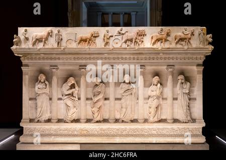 Der Sarkophag der trauernden Frauen in den Istanbuler Archäologiemuseen, Türkei. Stockfoto