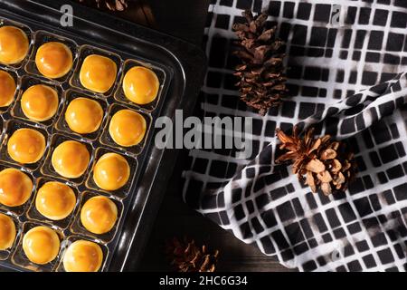 Der Nastar-Kuchen (in der Regel mit Ananasmarmelade darin) wird ordentlich angerichtet Stockfoto