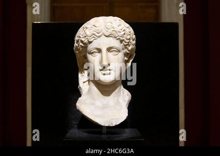 Statue des Frauenkopfes im Istanbuler Archäologischen Museum, Türkei, Stockfoto