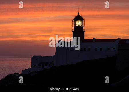 Sonnenuntergang am Leuchtturm von St. Vincent am südwestlichsten Punkt des europäischen Festlandes. Algarve, Portugal Stockfoto