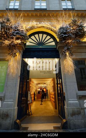 Paris, Frankreich- 23. Dezember 2021 : Eataly Food Gallery-Eintrag für Weihnachten 2021 dekoriert . Es liegt im Herzen des Marais-Viertels in Frankreich Stockfoto