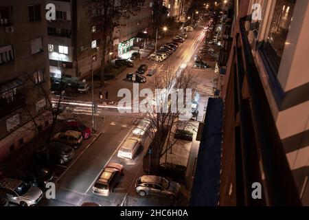 Straßenverkehr in der Stadt bei Nacht Stockfoto