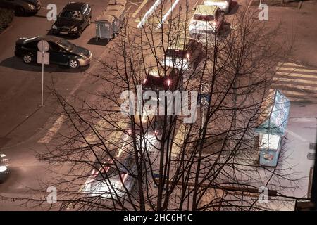 Straßenverkehr in der Stadt bei Nacht Stockfoto