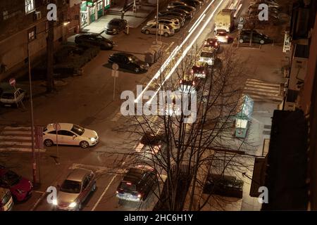 Straßenverkehr in der Stadt bei Nacht Stockfoto