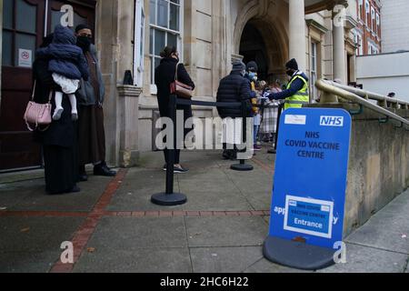 Die Menschen kommen an, um eine „Jingle Jab“-Impfimpfungs-Auffrischungsimpfung von Covid im Rathaus von Redbridge in Ilford, Essex, zu erhalten, da das Coronavirus-Auffrischungsprogramm am Weihnachtstag in ganz Großbritannien fortgesetzt wird. Bilddatum: Samstag, 25. Dezember 2021. Stockfoto