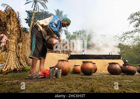 Prozess der Herstellung von KHEJUR GUR Stockfoto