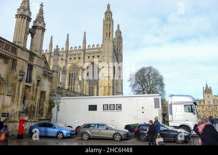 cambridge, england, Vereinigtes Königreich, 24-12-2021. BBC Transport LKW geparkt vor Cambridge Kings College, für die Dreharbeiten der berühmten Kings College Chor zu Weihnachten Stockfoto