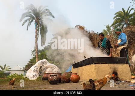 Prozess der Herstellung von KHEJUR GUR Stockfoto