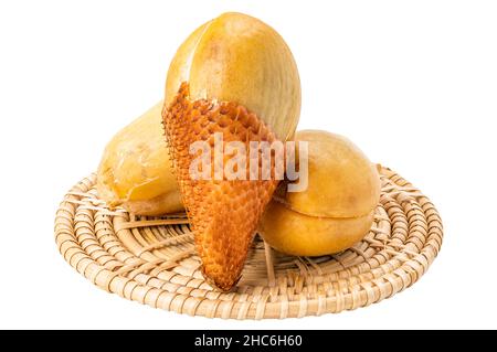 Blick auf Salak oder Schlangenfrucht auf Bambusmatte isoliert auf weißem Hintergrund mit Schneideweg. Stockfoto