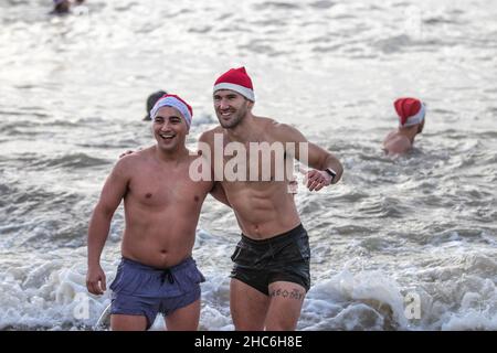 Brighton, East Sussex, Großbritannien. 25th Dez 2021. Brighton Beach Christmas Swim 2021, 100s Treffen Sie sich heute Morgen am Brighton Beach zum jährlichen Weihnachts-Schwimmen/Schwimmen um 11am Uhr, die Meerestemperatur war 10,1 Grad Celsius Quelle 50,2: @Dmoonuk/Alamy Live News Stockfoto