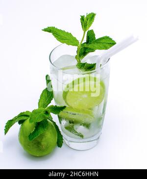 Traditionelle kubanische Cocktails: Mojito ist wahrscheinlich der meistverkaufte Cocktail auf der Karibikinsel, er wird mit Zucker, Limettensaft, Mineralwasser und ru hergestellt Stockfoto