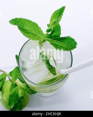 Traditionelle kubanische Cocktails: Mojito ist wahrscheinlich der meistverkaufte Cocktail auf der Karibikinsel, er wird mit Zucker, Limettensaft, Mineralwasser und ru hergestellt Stockfoto