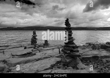 Blick im Sommer auf das Kielder Wasser und den Kielder Forest Park, Northumberland, England, Großbritannien Stockfoto