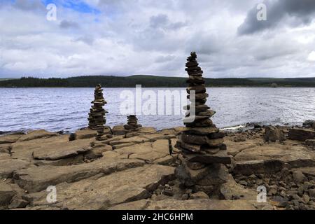 Blick im Sommer auf das Kielder Wasser und den Kielder Forest Park, Northumberland, England, Großbritannien Stockfoto