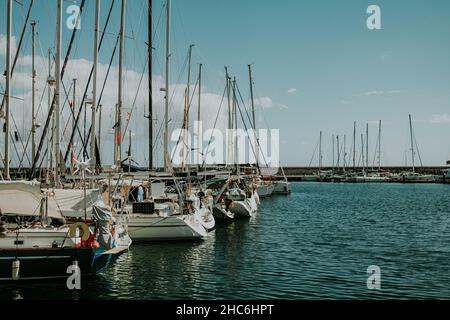 Blick auf die Bucht mit Meerwasser und festverankerten Booten, Yachten. Erstaunliche azurblaue Natur Hintergrund. Ankern am Privatstrand auf einer tropischen Insel, Reisen Stockfoto