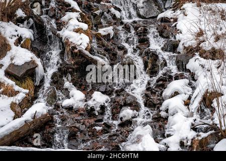 Detail des Winterwasserfalls in der Natur Stockfoto