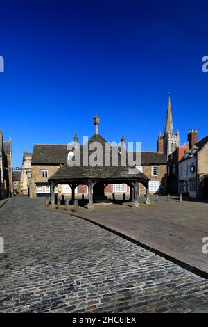 Die hölzerne Buttercross- und Allerheiligen-Pfarrkirche, Marktstadt Oakham, Rutland County, England Stockfoto