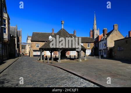 Die hölzerne Buttercross- und Allerheiligen-Pfarrkirche, Marktstadt Oakham, Rutland County, England Stockfoto